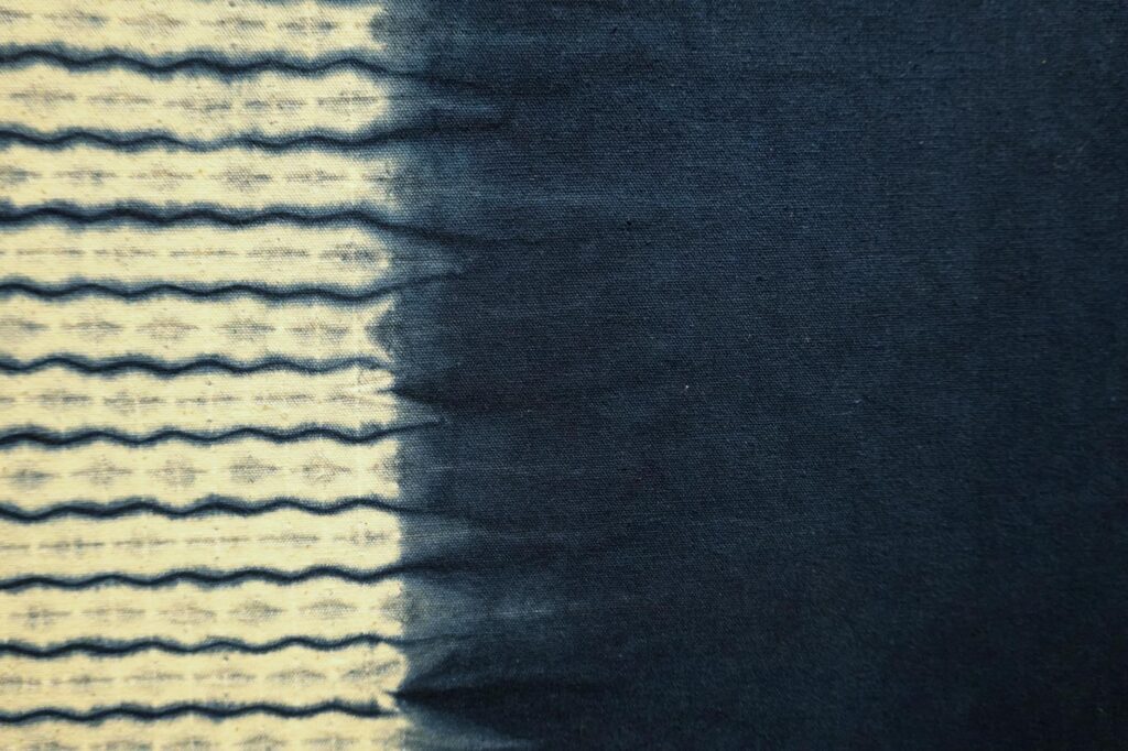 Hogyan adjunk új életet a megkopott ruháinknak természetes növényi festékekkel?