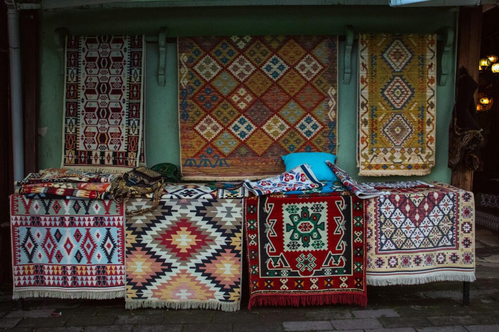 Így tehetjük barátságosabbá a lakást a megfelelő textilek és szőnyegek kiválasztásával